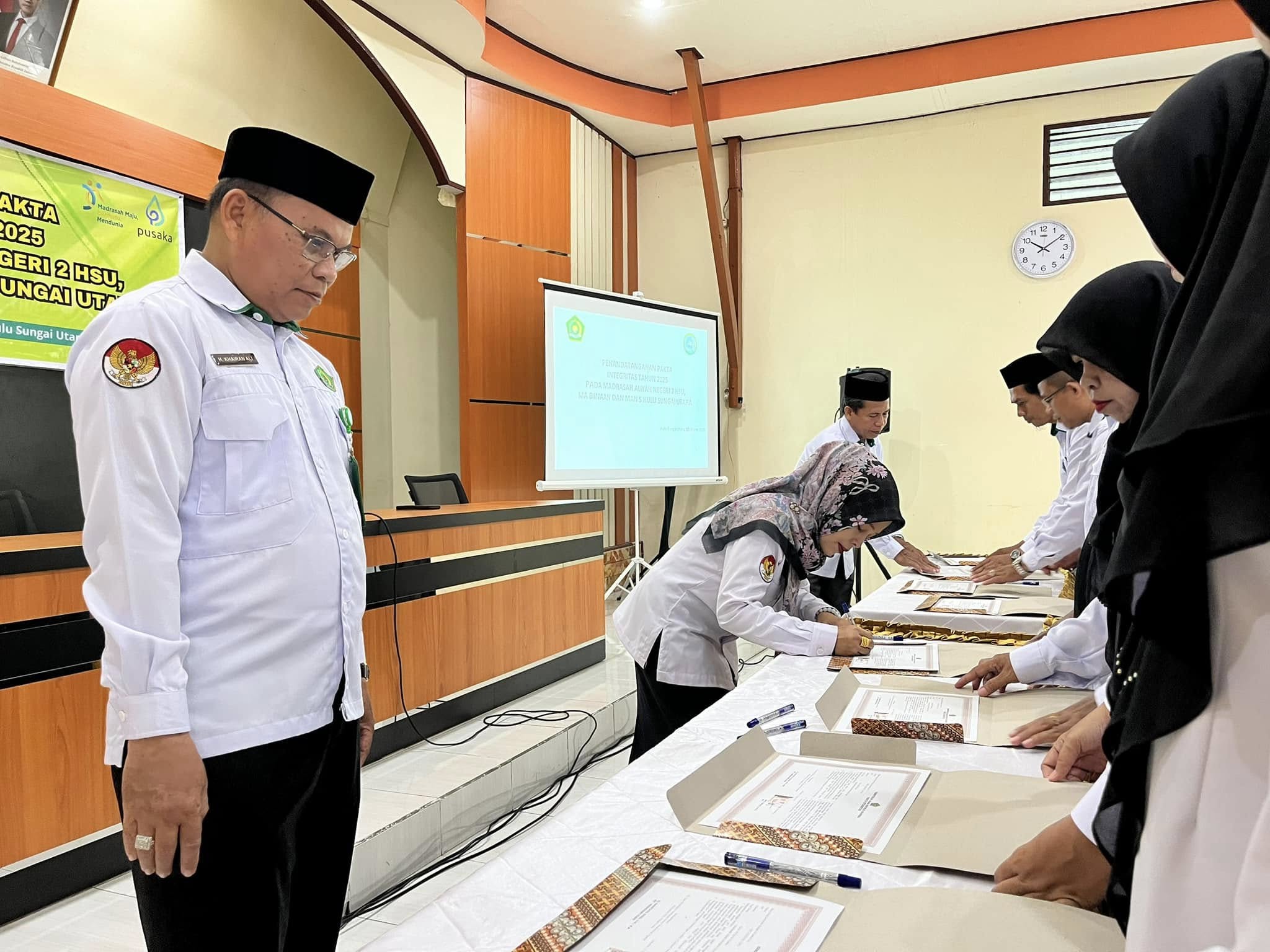 Jaga Komitmen, MAN 2 HSU Gelar Penandatangan Pakta Integritas Tahun 2025