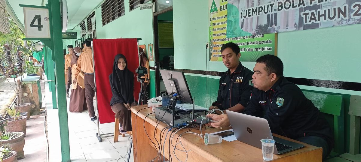 Disdukcapil Lakukan Perekaman E-KTP di Madrasah, Siswa MAN 2 HSU Antusias