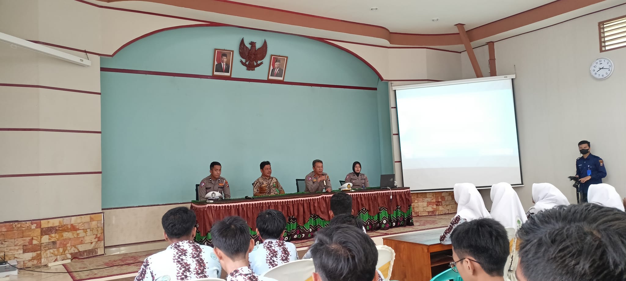 Polisi Sosialisasikan Keselamatan Berlalu Lintas Kepada Siswa MAN 2 HSU