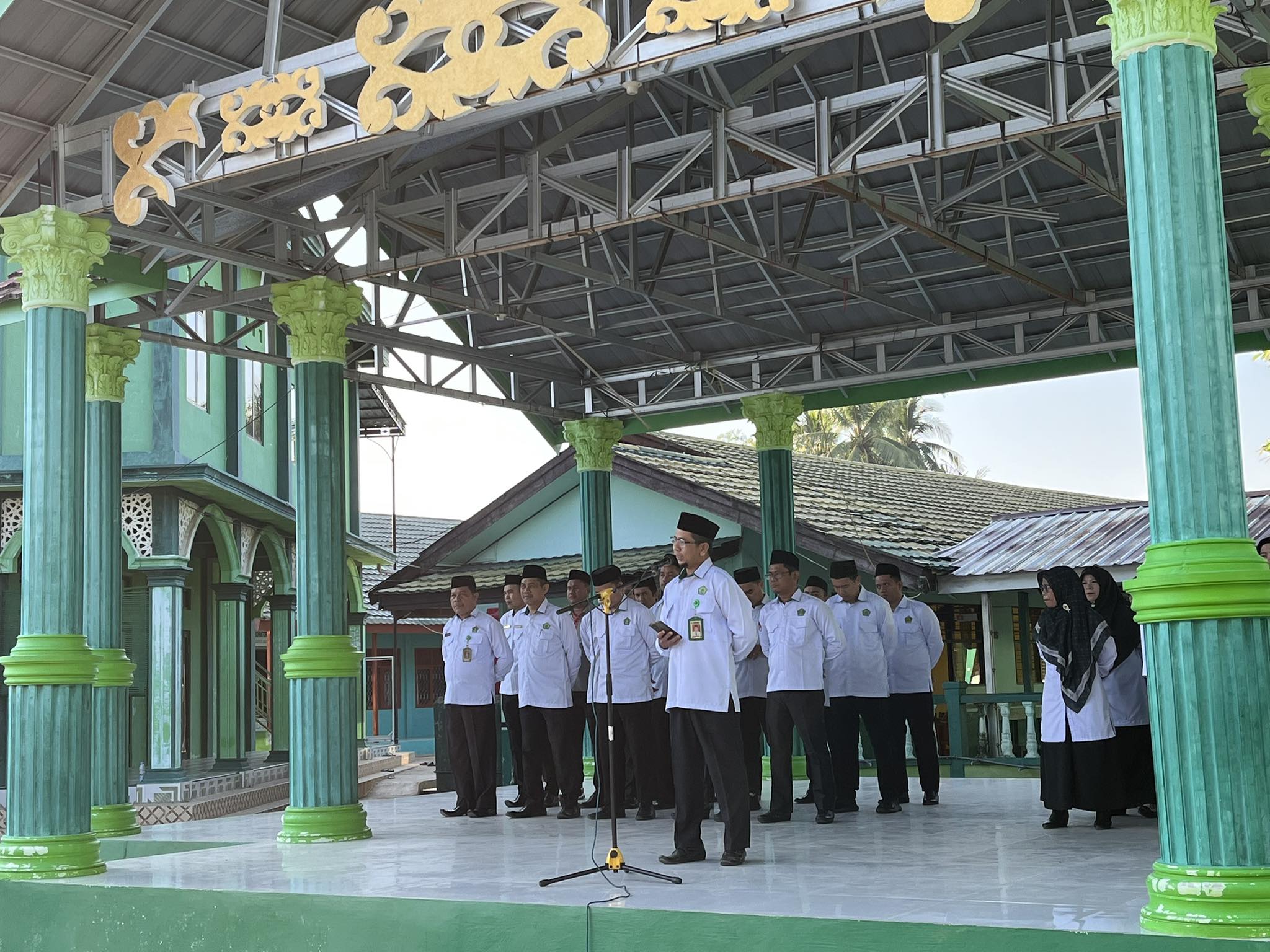 Penyampaian Tata Tertib Oleh Wakamad Kesiswaan Pada Upacara Bendera