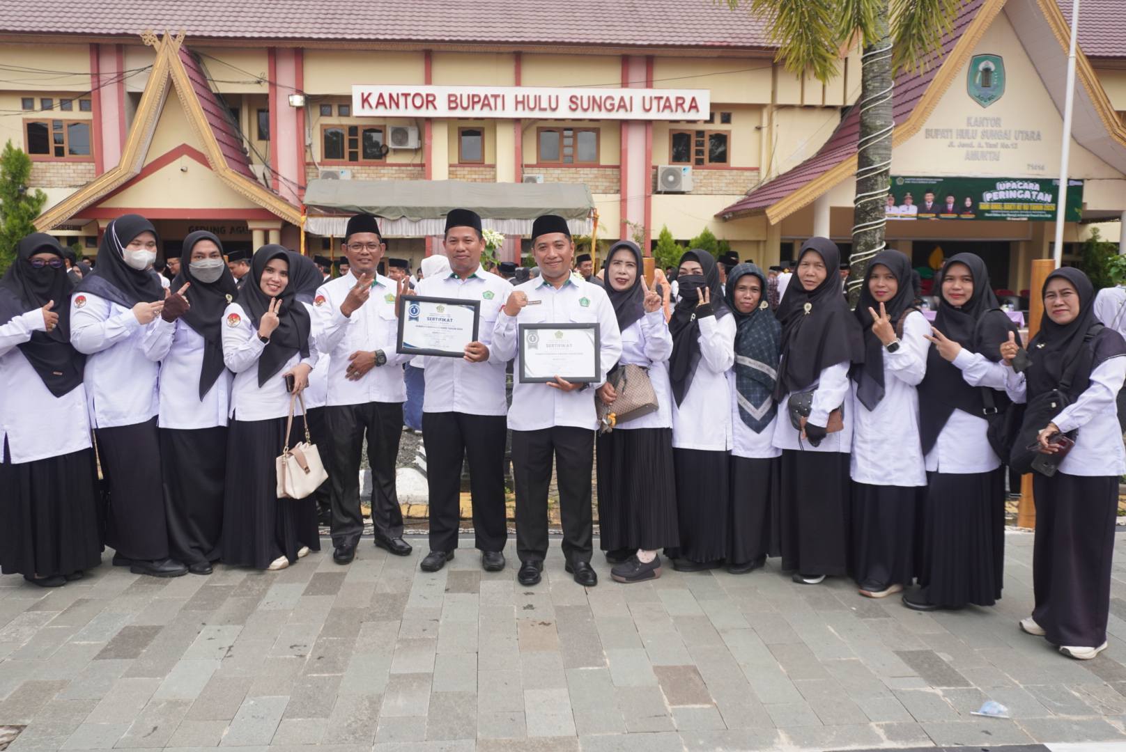 Deretan Piala Menghiasi MAN 2 HSU Usai Sukses di Lomba HAB Ke-80 Kemenag HSU