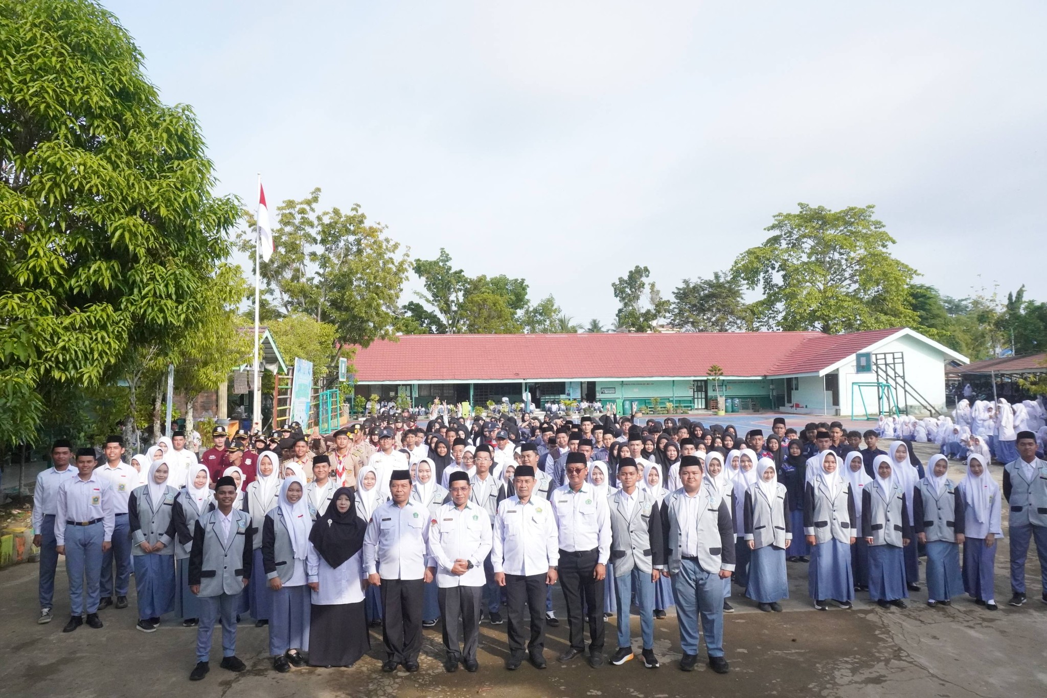 Tonggak Kepemimpinan baru, MAN 2 HSU Lantik Pengurus OSIM dan Organisasi Siswa tahun 2026/2027