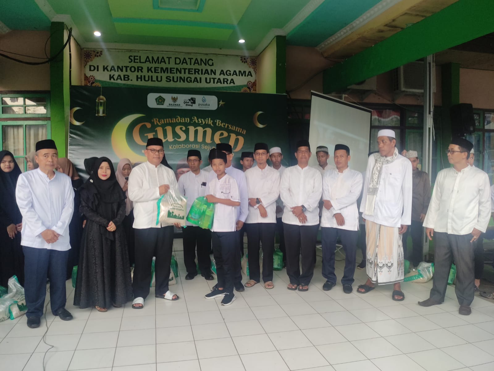 Kepala MAN 2 HSU Serahkan Bantuan Secara Simbolis Paket Festival Ramadhan bersama Gusmen Kepada Anak Yatim/Dhuafa