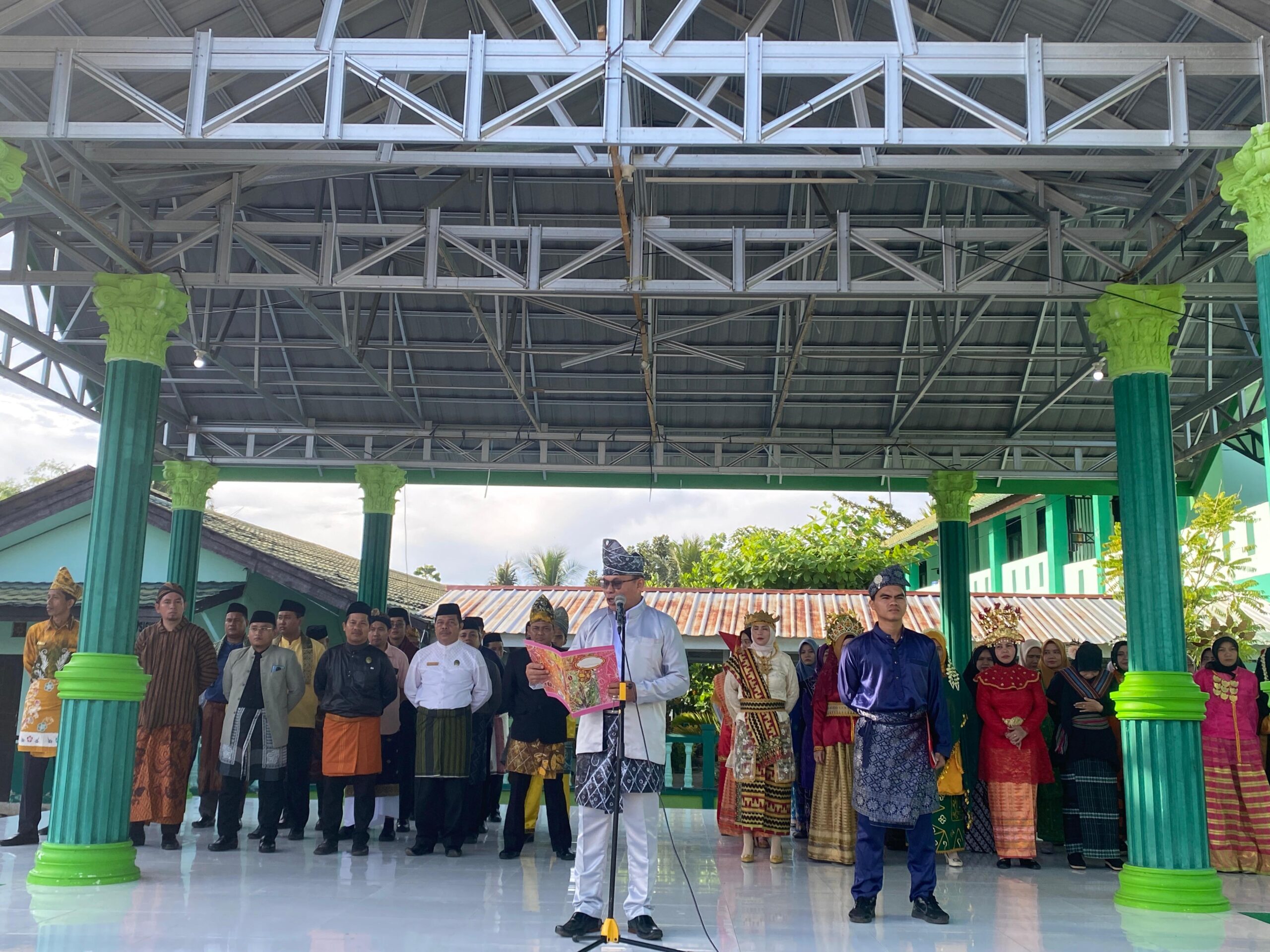 Tampil Beda, MAN 2 HSU Peringati Hardiknas Dengan Pakaian Adat