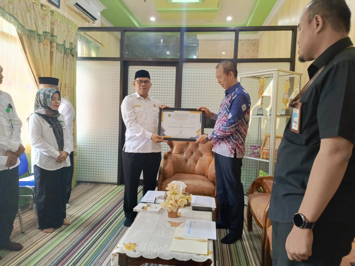 Kepala MAN 2 HSU Raih Penghargaan Juara III Satuan Kerja Madrasah dengan IKPA Terbaik dari Kantor Pelayanan Pembendaharaan Negara Tanjung