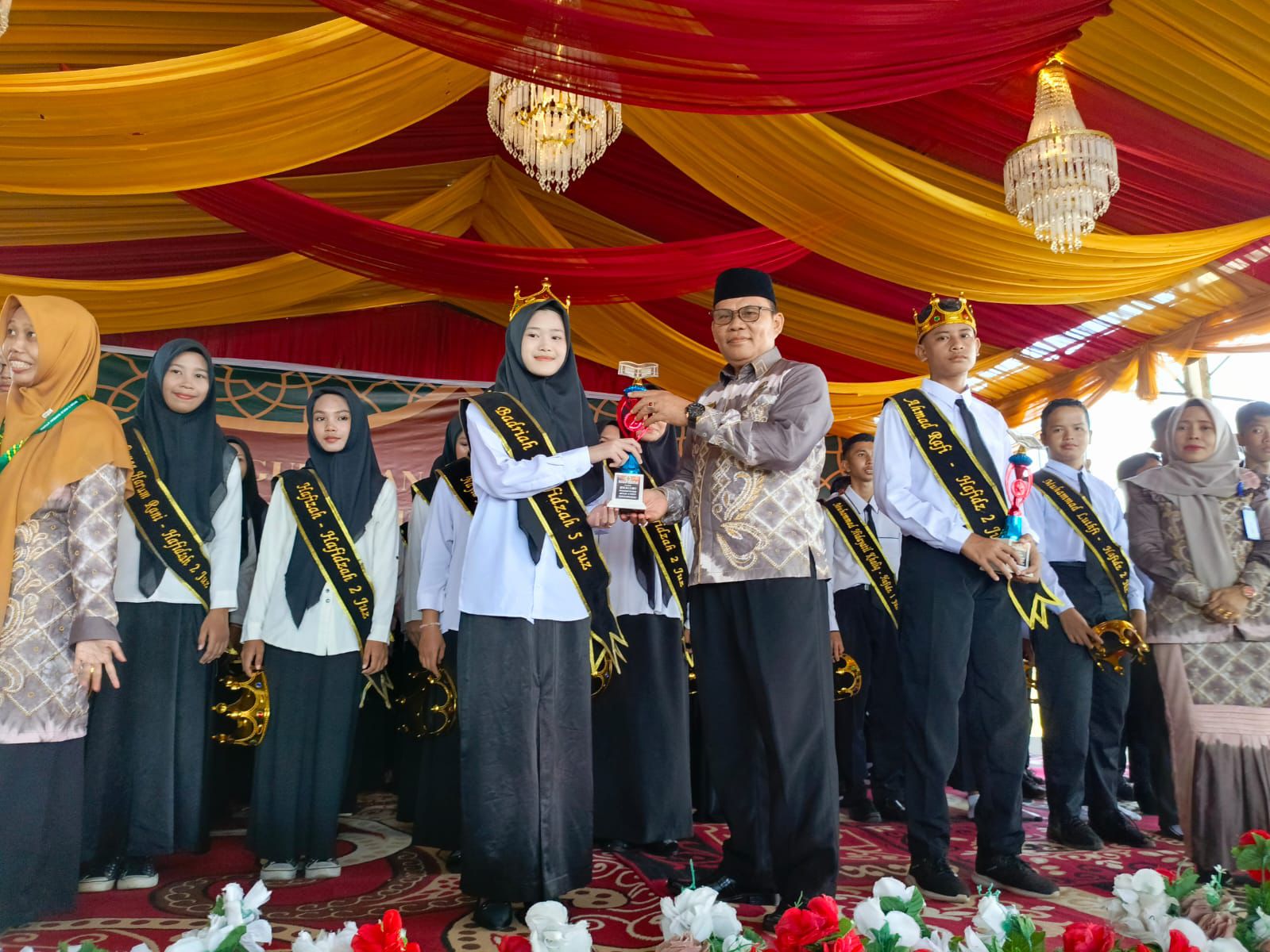 KAMAD MAN 2 HSU Serahkan Piagam Tahfiz di kelas Tahfiz MtsN 2 HSU