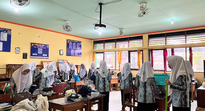 Aksi Bersih Siswa MAN 2 HSU Setelah Libur Panjang