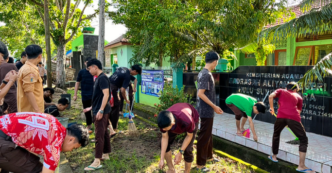 MAN 2 HSU Laksanakan Gerakan Jum'at Bersih