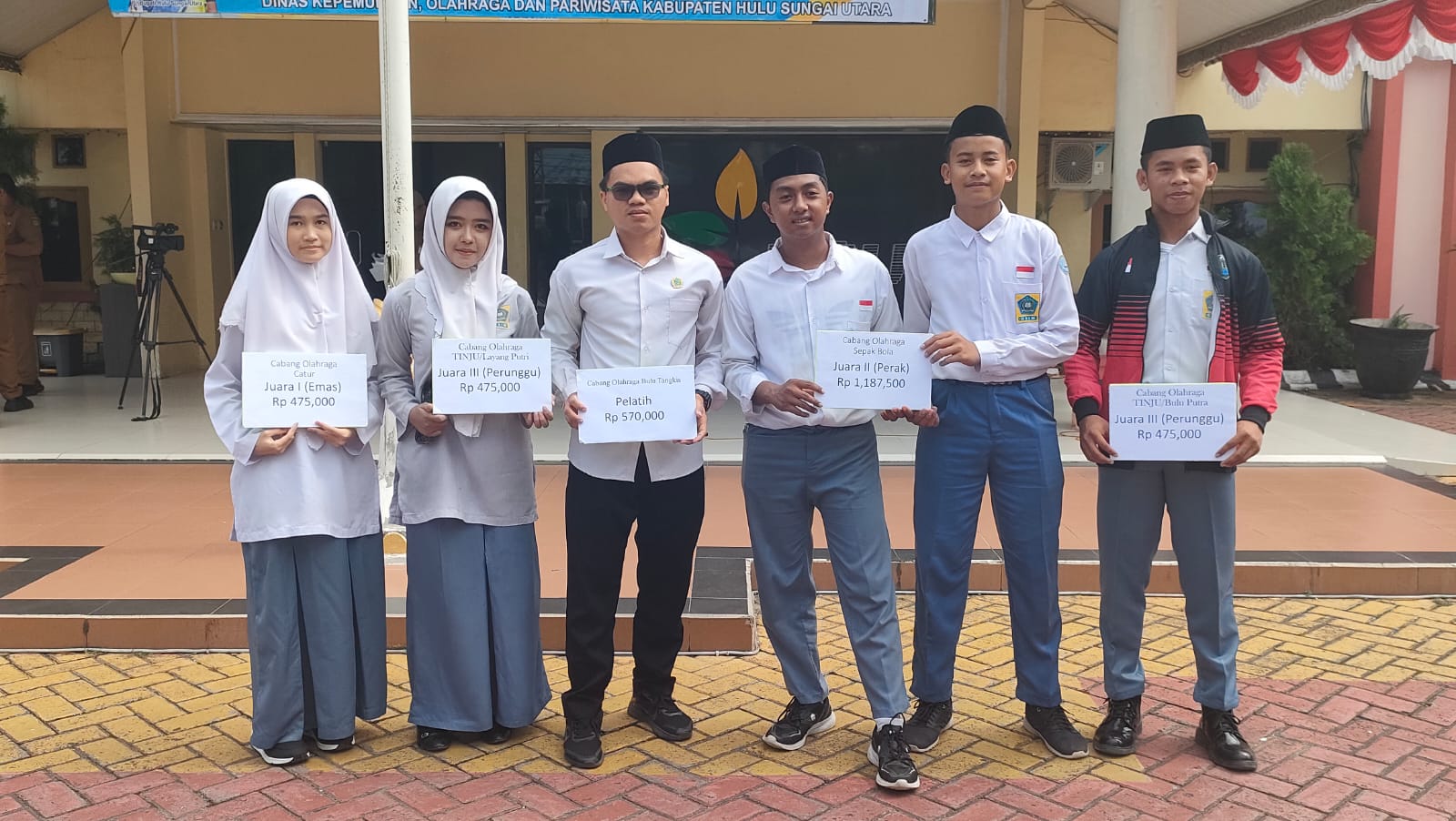 MAN 2 HSU Terima Penghargaan Bagi Atlet dan Pelatih POPDA Kab. HSU