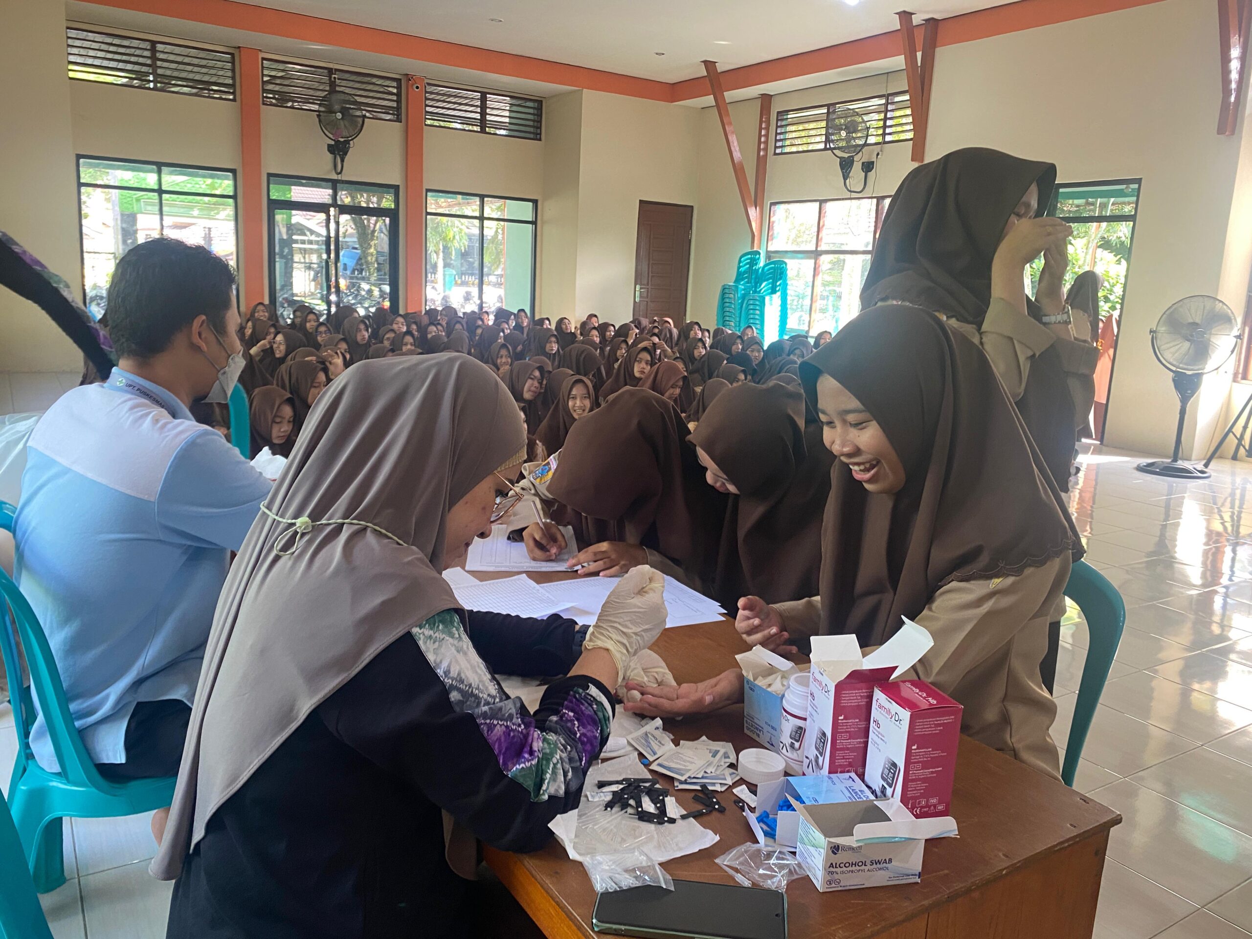 Pemeriksaan Anemia Remaja Kepada Siswi Madrasah