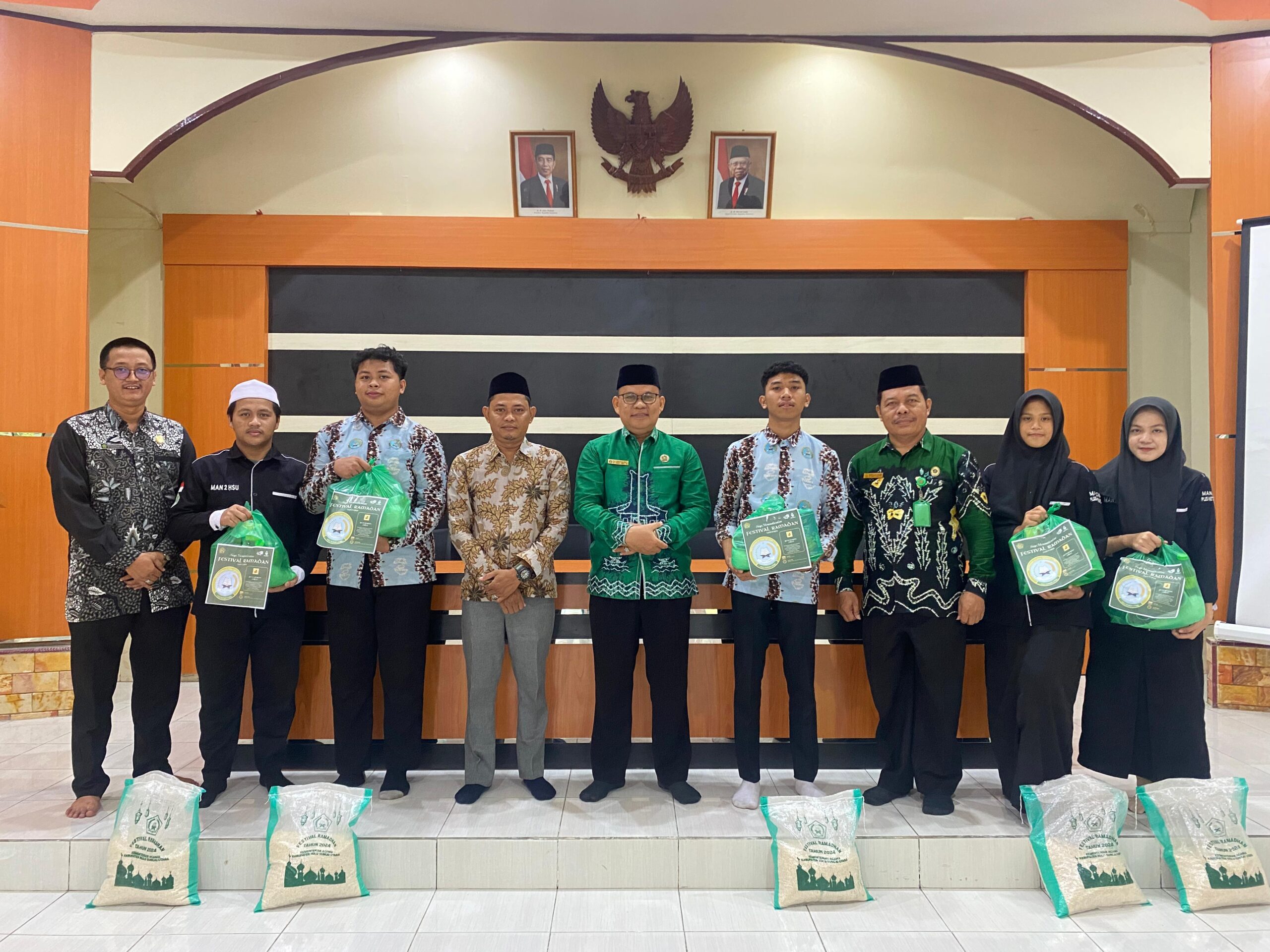 Siswa/i MAN 2 HSU Terima Bantuan Festial Ramadhan Se-Kabupaten HSU Tahun 2024