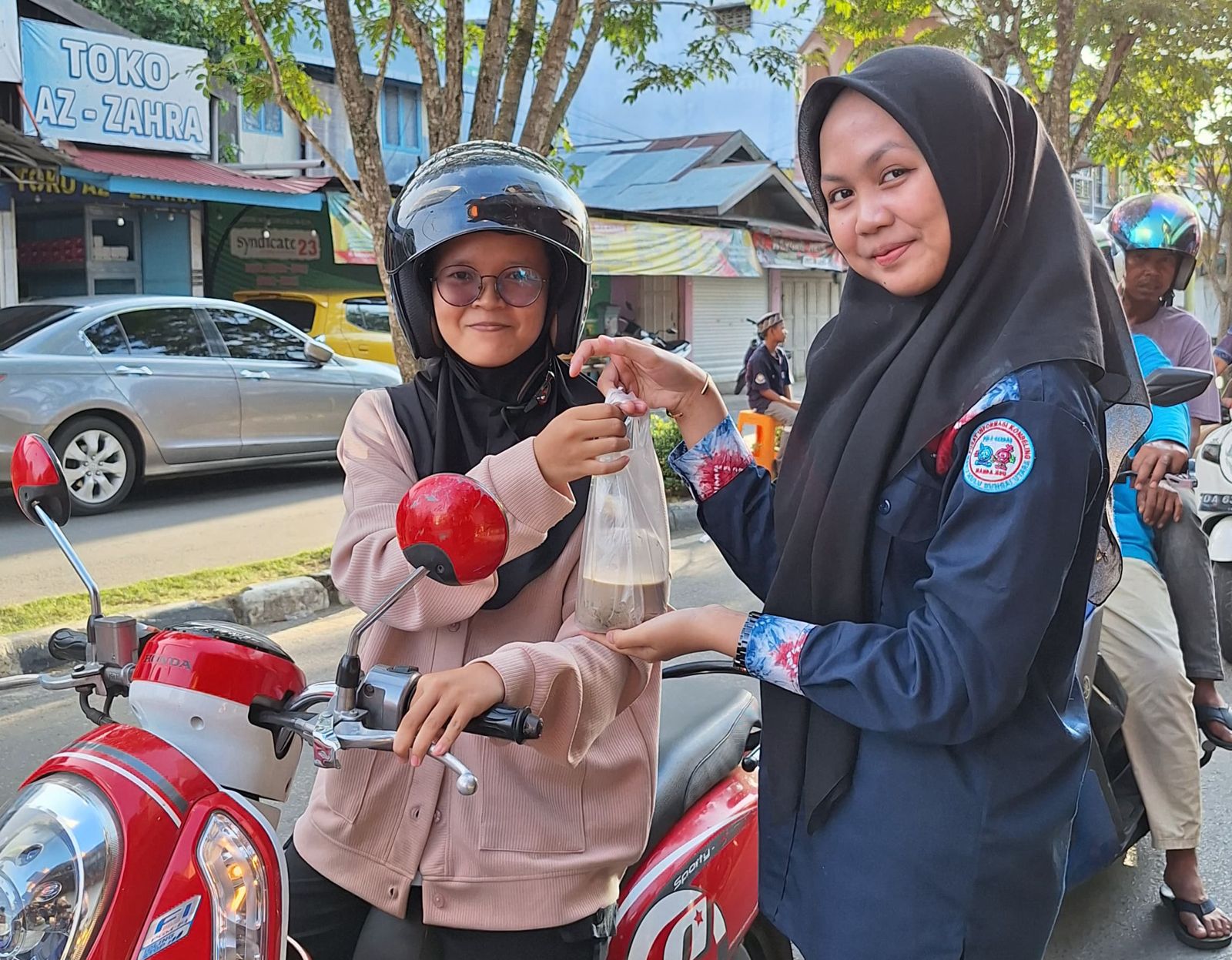 Ramadhan Berkah, PIK-R MAN 2 HSU Bagikan Takjil Ke Pengguna Jalan