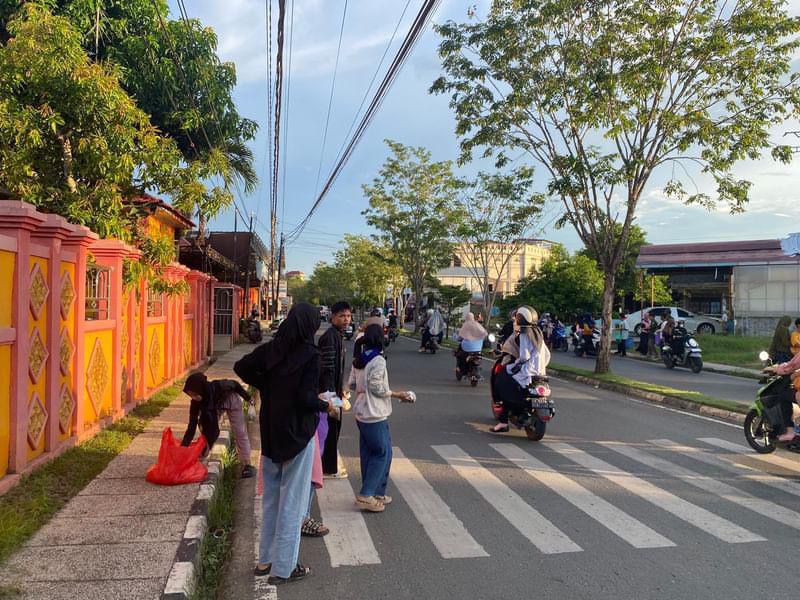 Tebar Keberkahan, Mandaspala Bagikan Takjil Ke Pengguna Jalan