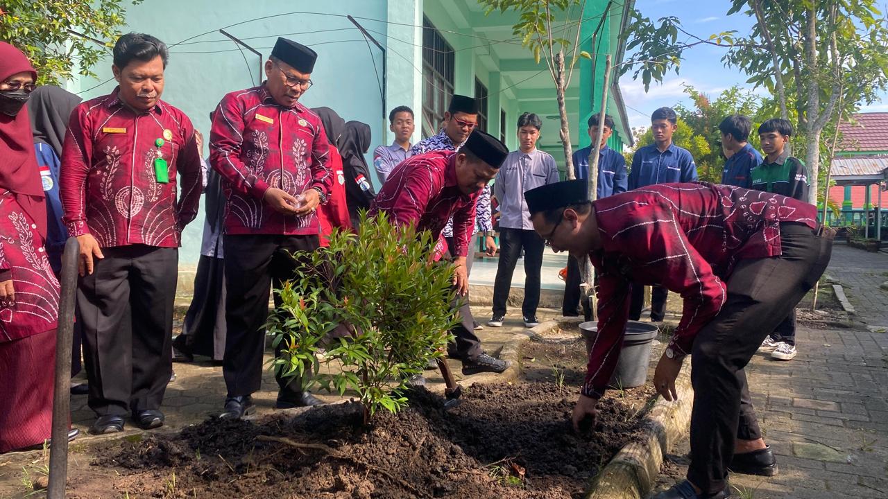 MAN 2 HSU Laksanakan Penanaman Sejuta Pohon